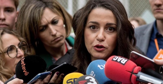 La cap de llista de Cs. Inés Arrimadas, fa declaracions als mitjans després de votar al Col·legi Àusias March de Barcelona. EFE / Quique García