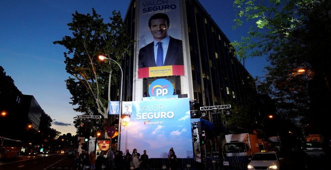 Los simpatizantes del PP esperan a Pablo Casado en la sede en Génova. REUTERS/Juan Medina