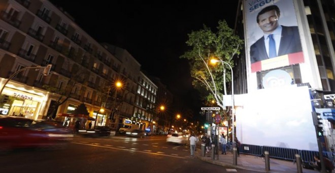 Vista del exterior de la sede del PP en Madrid, donde se sigue el recuento de los votos de las elecciones de este domingo. EFE/Javier Lizón.