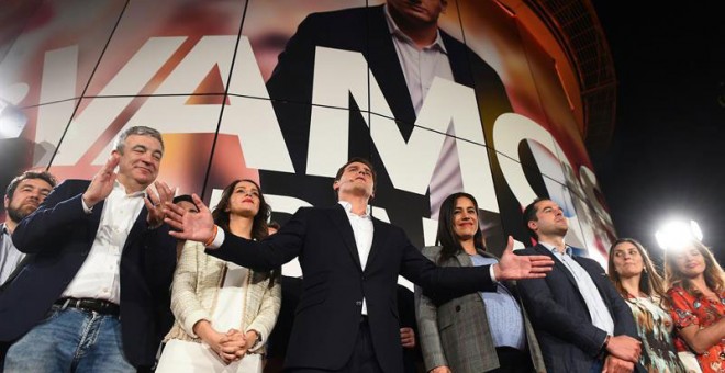 Albert Rivera rodeado de la cúpula de Ciudadanos en la noche electoral. (CHEMA MOYA | EFE)