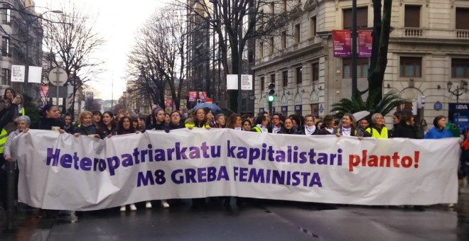 Manifestantes recorren las calles de Bilbao con motivo de la huelga feminista del 8-M. | Europa Press