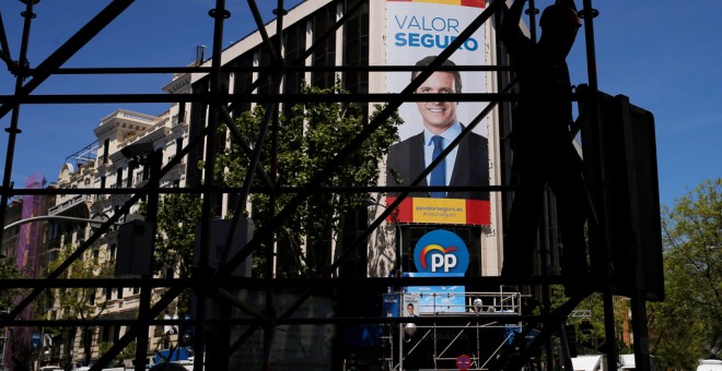 La imagen de Pablo Casado en la fachada de la sede del PP, en la madrileña calle de Génova. EUTERS/Jon Nazca