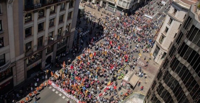 Vista aèria de la capçalera de la manifestació d'UGT i CCOO en motiu del Dia Internacional dels Treballadors a la Via Laietana de Barcelona. Europa Press