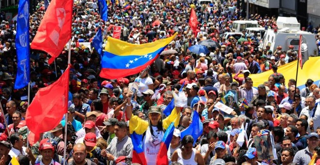 Fotografía cedida por el Palacio de miraflores que muestra a simpatizantes del presidente de Venezuela, Nicolás Maduro. /EFE
