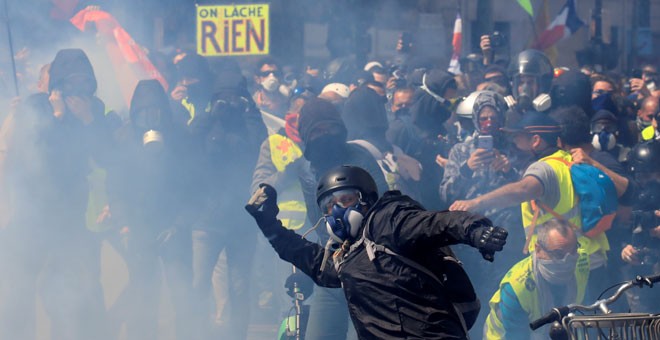 Protestas y altercados antes de la manifestación del Primero de Mayo en París. / GONZALO FUENTES (REUTERS)