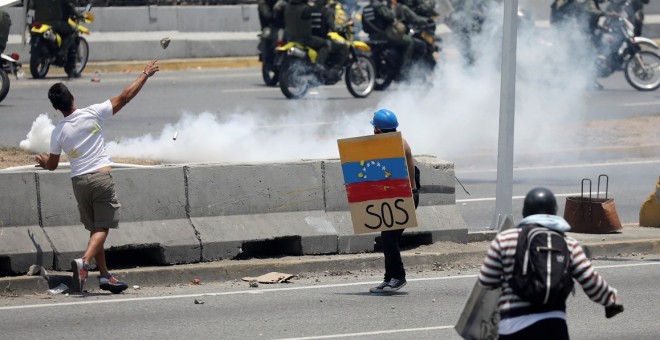 01/05/2019 - Enfrentamientos entre uniformados y manifestantes en una nueva jornada de protestas en Venezuela. / REUTERS - Manaure Quintero