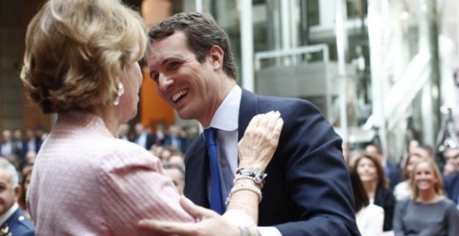 Pablo Casado saluda a Esperanza Aguirre durante el acto del 2 de mayo en Madrid.- EP