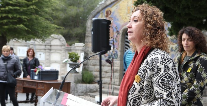 La consellera de Justícia, Ester Capella, al cementiri de Castellar del Vallès. GENERALITAT