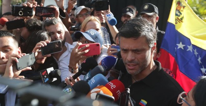 El líder opositor Leopoldo López habla ante los medios este jueves, en la residencia del embajador español en Venezuela, Jesús Silva, en Caracas (Venezuela). /EFE