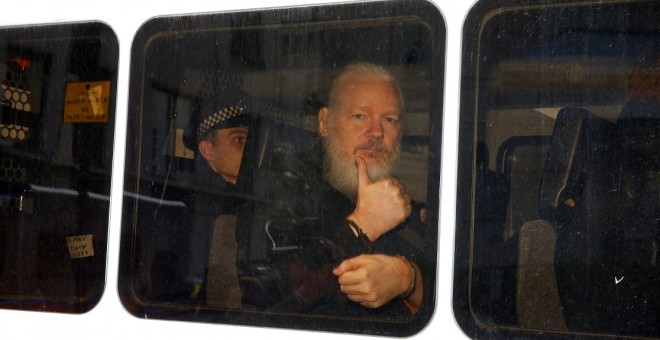 12/04/2019 - El fundador de WikiLeaks, Julian Assange, tras ser arrestado por la Policía británica en la embajada ecuatoriana en Londres. / REUTERS