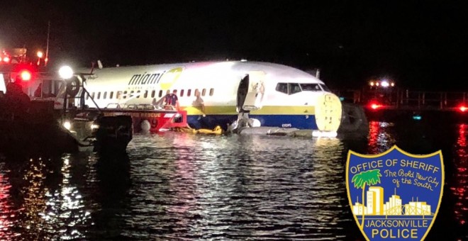 Imagen del Boeing 737 en las aguas del río St. Johns. / Twitter: @JSOPIO