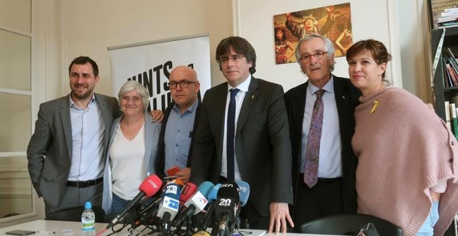 Toni Comín, Clara Ponsatí, Gonzalo Boye, Carles Puigdemont, Xavier Trias i Beatriz Talegon en roda de premsa per donar a conèixer la substitució de candidats de JxCat al Parlament Europeu vetats per la Junta Electoral Central. EFE / Laura Pérez-Cejuela