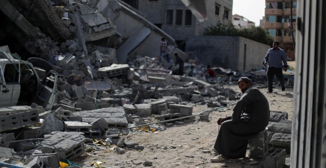 06/05/2019 - Un palestino se sienta en un edificio destruido por ataques aéreos israelíes en la ciudad de Gaza | Reuters/ Mohammed Salem