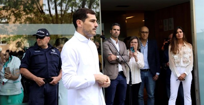 El portero español Iker Casillas a su salida del hospital de Oporto. EFE