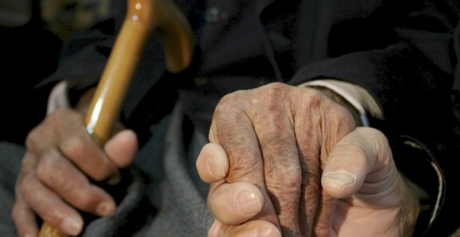 Imagen de archivo de las manos de dos ancianos. - EFE
