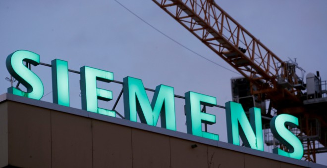 El logo del grupo alemán Siemens, en sus instalaciones en Zurich. REUTERS