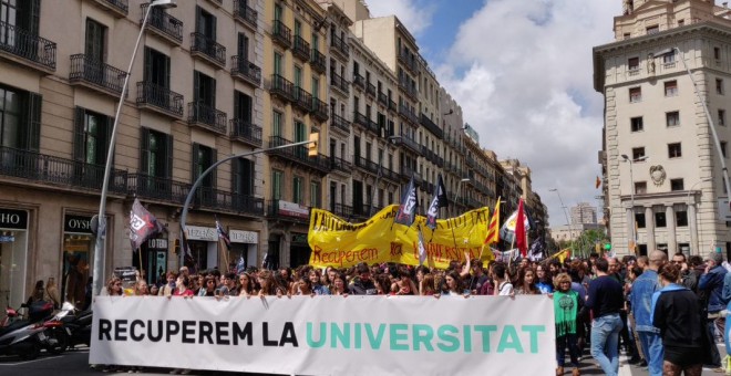Capçalera de la manifestació estudiantil per la ILP Universitats, que té per objectiu la rebaixa de les taxes. La marxa ha recorregut el centre de Barcelona i ha finalitzat davant el Parlament català. @ILPUniversitats