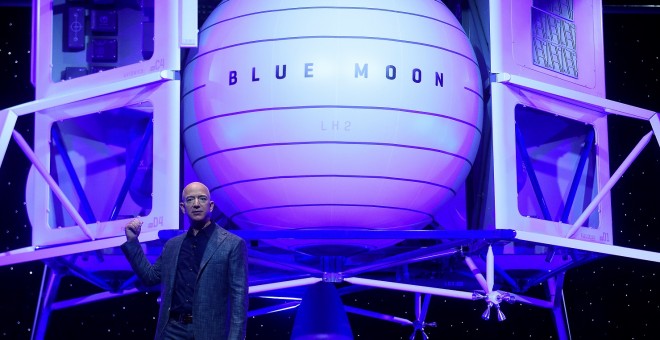 El presidente de Amazon, Jeff Bezos, desvela su cohete de exploración lunar Blue Moon. Reuters