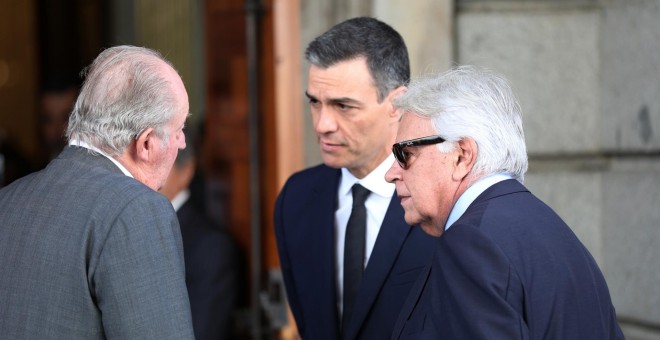 Imagen del presidente del Gobierno en funciones, Pedro Sánchez, con el rey emérito y Felipe González, en el velatorio de Rubalcaba. | EP