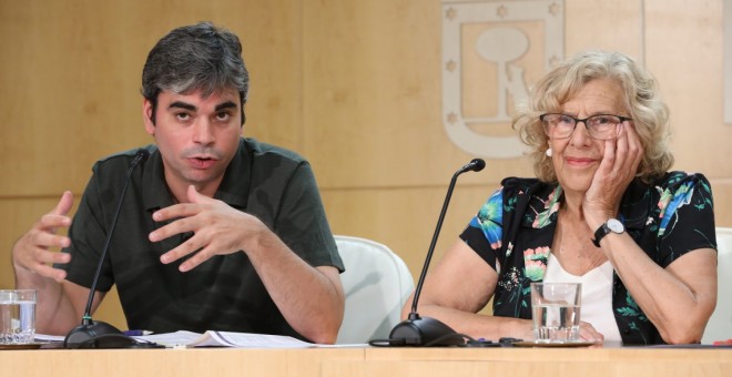 El delegado de Economía y Hacienda, Jorge García Castaño, junto a la alcaldesa de Madrid, Manuela Carmena. AYUNTAMIENTO DE MADRID/Archivo