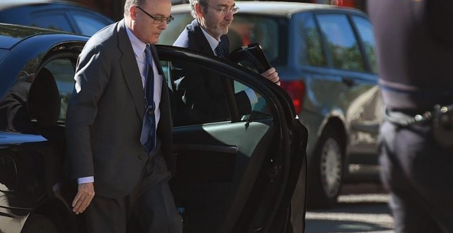 El exgobernador del Banco de España ,Luis María Linde, a la izquierda a su llegada este lunes a la Audiencia Nacional. EFE/FERNANDO VILLAR