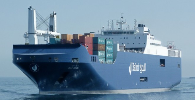 El buque saudí Bahri-Yanbu entra al puerto de Santander (VINCENT WEST/REUTERS)