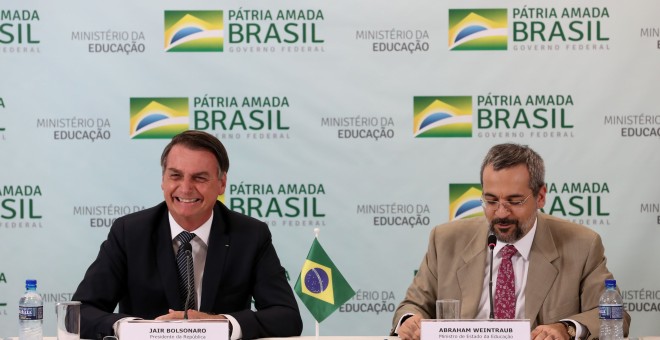 El presidente Jair Bolsonaro reunido con el nuevo ministro de educación, Abraham Weintraub, y su equipo. MARCOS CORRÊA/ PRESIDENCIA DE LA REPÚBLICA.