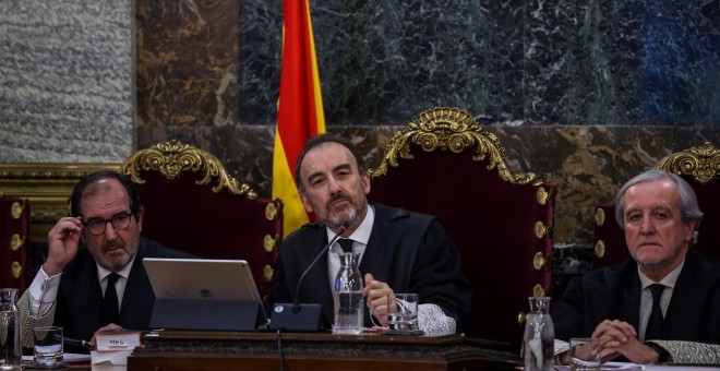 El president del tribunal Manuel Marchena, juntament als magistrats, Andrés Martínez Arrieta (i) i Juan Ramón Berdugo (d), durant el judici del procés. EFE