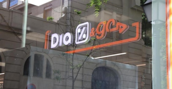 El logo de una tienda de Dia se refleja en un escaparate.E.P./Marta Fernández Jara