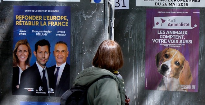 Una mujer mirando los carteles oficiales de las Elecciones Europeas en París. Reuters