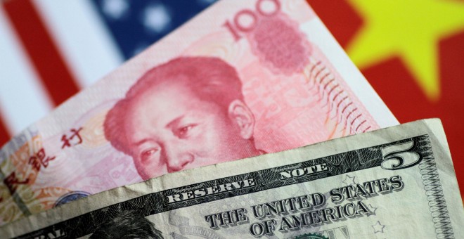 Las notas en dólares estadounidenses y en yuanes de China se ven en esta ilustración del 2 de junio de 2017. | Reuters