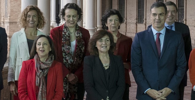 Meritxell Batet, Margarita Robles, Carmen Calvo, con otros miembros del Gobierno y el presidente Pedro Sánchez, en la foto de familia del Consejo de Ministros celebrado en Sevilla, en octubre de 2018. AFP