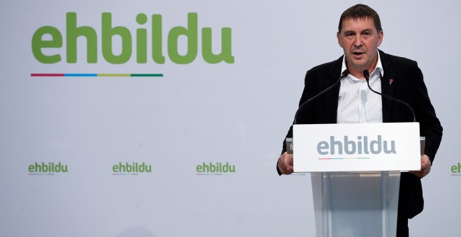El portavoz de EH Bildu, Arnaldo Otegi, durante la rueda de prensa ofrecida este jueves en Donostia. EFE/Javier Etxezarreta