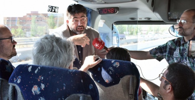 Carlos Sánchez Mato durante el recorrido del 'bús de las necesidades' / Madrid en Pie