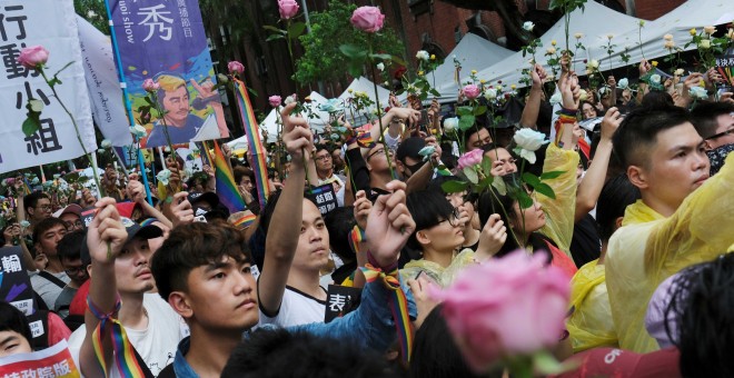 17/05/2019 - Los partidarios del matrimonio homosexual sostienen rosas para llorar a quienes se suicidaron debido a la discriminación durante una votación en el parlamento sobre tres proyectos de ley de matrimonio del mismo sexo | REUTERS / Tyrone Siu