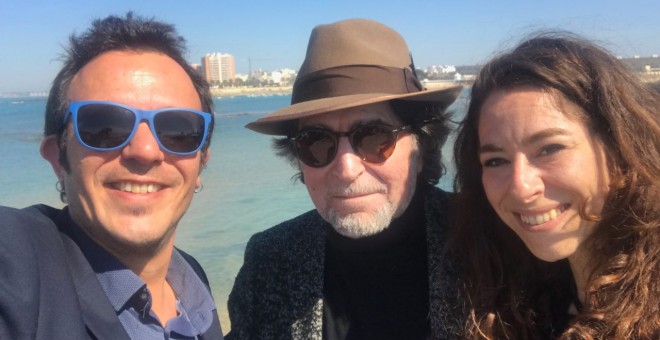 Kichi, Joaquín Sabina, que fue pregonero del Carnaval, y María Romay, edil de fiestas, en Cádiz.