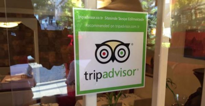 Un cartel de Tripadvisor en un restaurante.