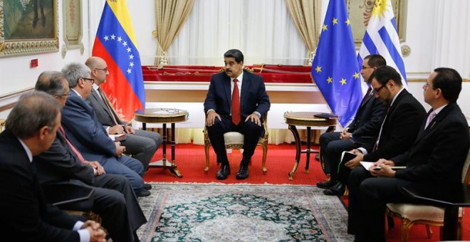 Nicolás Maduro participando  en una reunión con miembros de la misión política del grupo internacional de contacto, en Caracas (Venezuela). / Efe - Prensa Miraflores