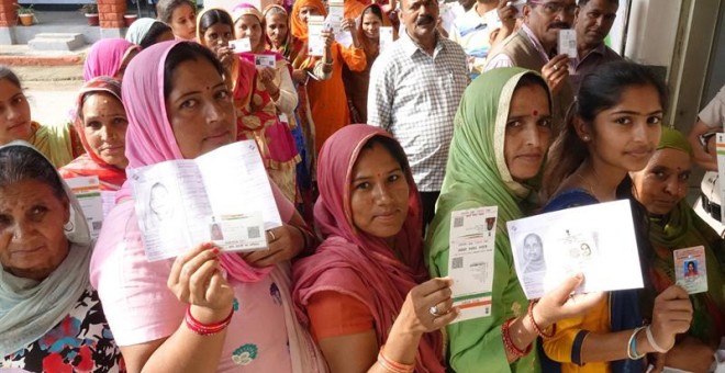 Ciudadanas muestran su voto en las elecciones de La India. / EFE