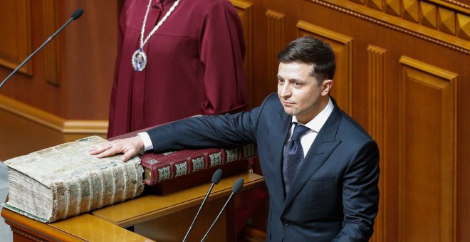 20/05/2019 - El presidente de Ucrania jura el cargo sobre la biblia durante su investidura en el Parlamento ucraniano o Rada Suprema, en Kiev | EFE/ Sergey Dolzhenko