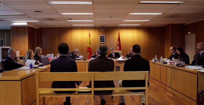 20/05/2019 - El pequeño Nicolás y su abogada, Ana Blanco Vázquez de Prada, durante el juicio en la Audiencia Provincial de Madrid | EFE/ Carlos Perez