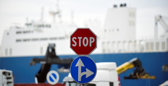 El barco saudí Bahri-Yanbu, este lunes en el puerto de  Génova. REUTERS/Massimo Pinca