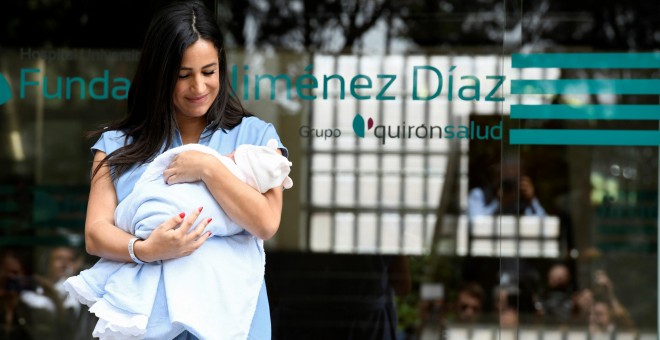 20/05/2019.- La candidata de Ciudadanos a la Alcaldía de Madrid, Begoña Villacís, a su salida este lunes de la Fundación Jiménez Díaz donde dio a luz a una niña. / EFE - VÍCTOR LERENA