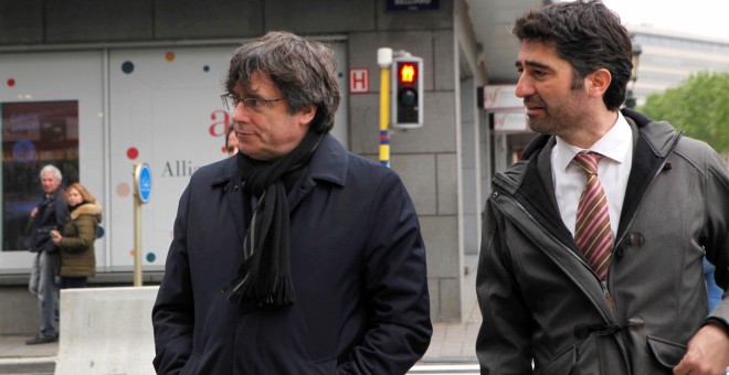 0/05/2019.- El expresident y candidato de JxCat al Parlamento Europeo, Carles Puigdemont (i), y el conseller de Políticas Digitales, Jordi Puigneró, momentos antes de atender a los medios desde Bruselas. / EFE - ANA BELINCHÓN