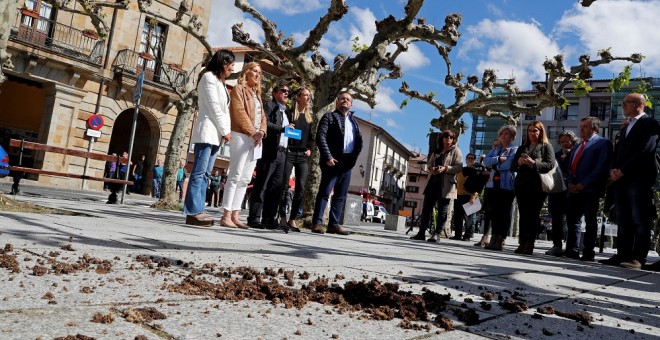 20/05/2019.- Dirigentes del PP se han traslado este lunes a Etxarri Aranatz para respaldar al candidato a la alcaldía Manuel Leal (c).  En la imagen, los presidentes del PP en Navarra y Catalunya, Ana Beltrán (2i) y Alejandro González (d), y la diputada