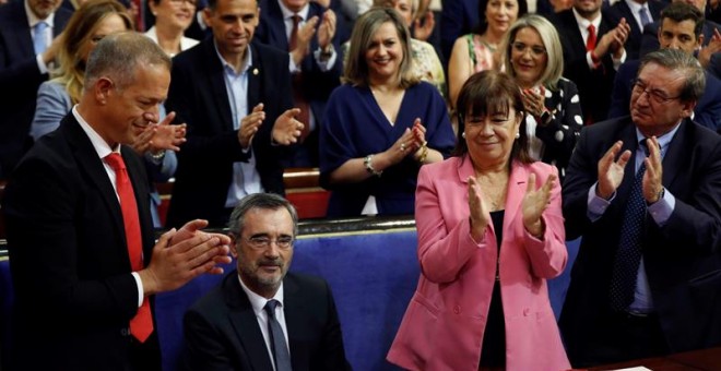 21/05/2019.- La senadora socialista ,Cristina Narbona (2d), junto a otros senadores aplauden al senador electo Manuel Cruz (2i), durante la sesión constitutiva del Senado de la XIII Legislatura. EFE/Emilio Naranjo