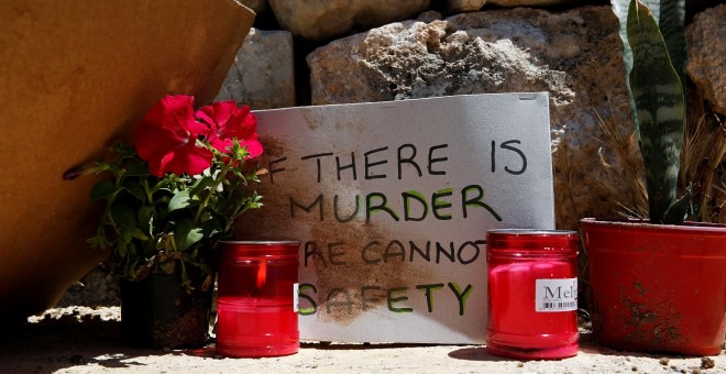 19/05/2019 - Un cartel y varias velas marcan el lugar donde fue asesinado el migrante marfileño Lassana Cisse en Malta. / REUTERS - ZAMMIT LUPI