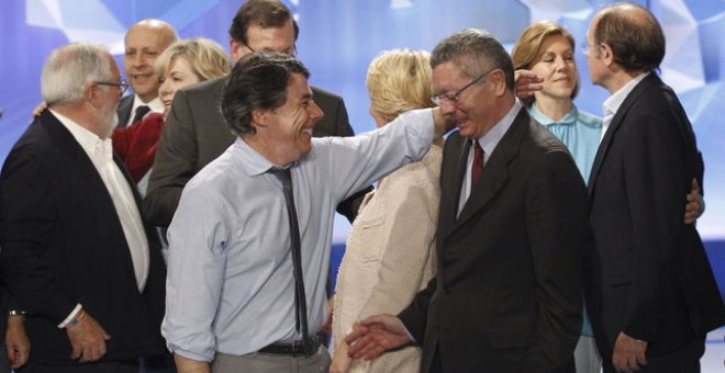 Ignacio González y Alberto Ruiz-Gallardón, durante el mitin de cierre de la campaña del PP para las elecciones europeas en 2014. EFE
