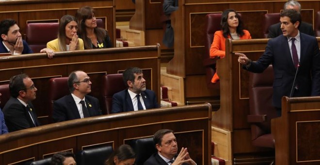 .-El lider de Ciudadanos, Albert Rivera,d., se dirige a los diputados de JxCat y que se encuentran en prisión prpvisional , Josep Rull, Jordi Turull, y Jordi Sánchez,i-d., la sesión constitutiva de las nuevas Cortes Generales .EFE/Guillén