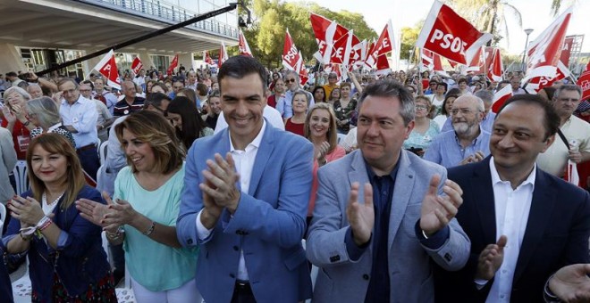 El secretario general del PSOE y presidente del Gobierno en funciones, Pedro Sánchez (c), junto a la secretaria general del PSOE andaluz, Susana Díaz (2i), y el alcalde de Sevilla y candidato a la reelección, Juan Espadas (2d). /EFE